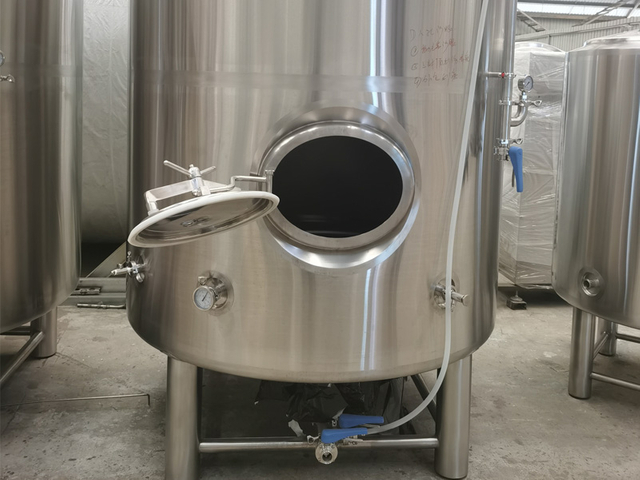 Tanque de cerveza brillante