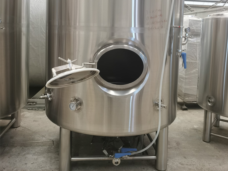 Tanque de cerveza brillante